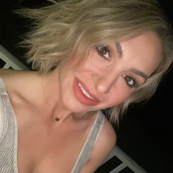 Meet your Posher, Kelsey - Picture 1 of 2